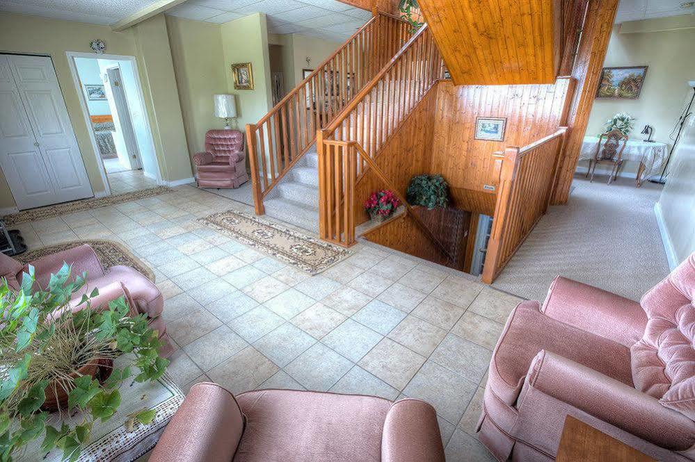 Villa Maria Country Inn Acheson ภายนอก รูปภาพ